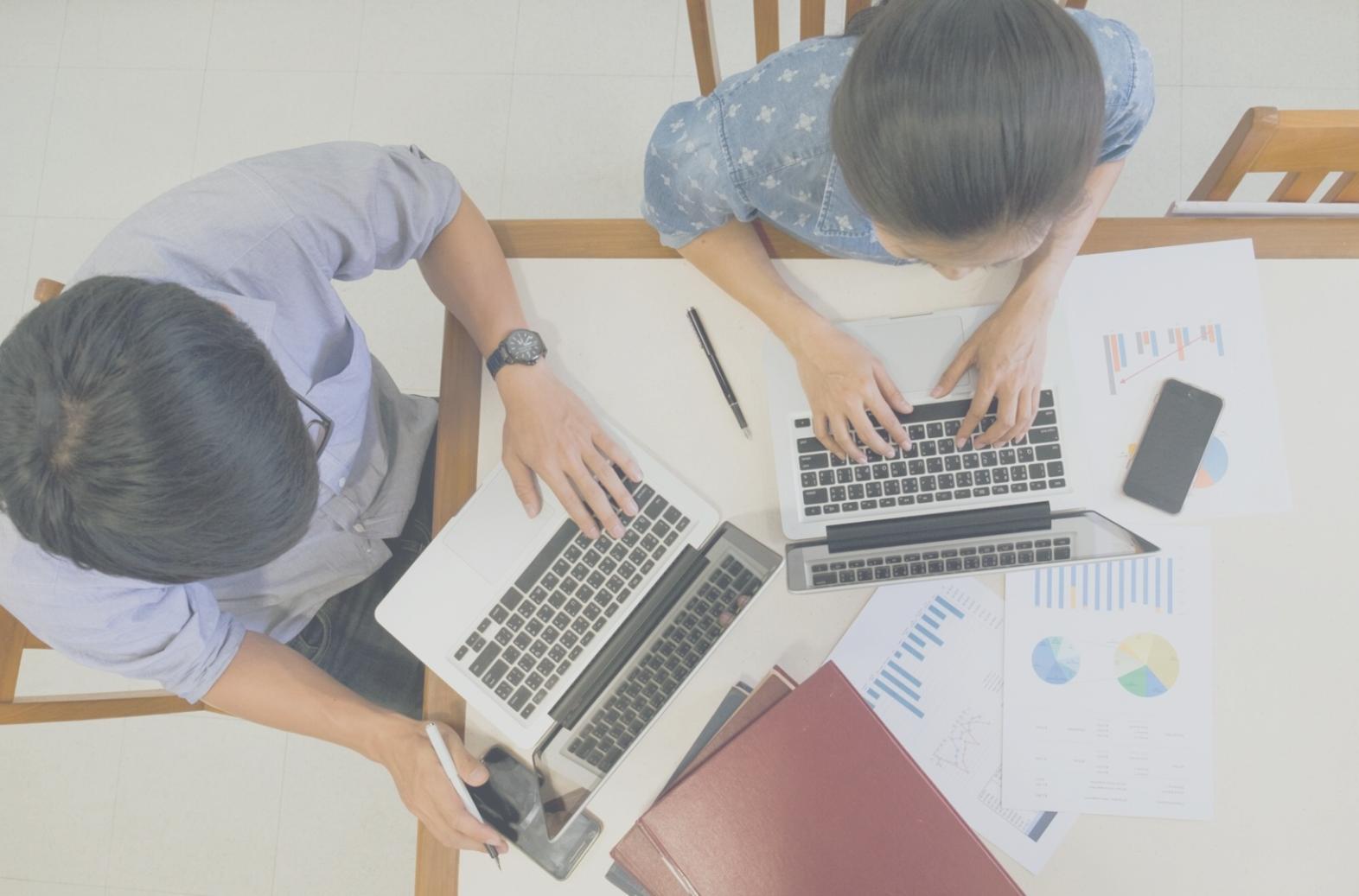 Espacio de trabajo organizado con calculadora, documentos financieros y planificación presupuestaria